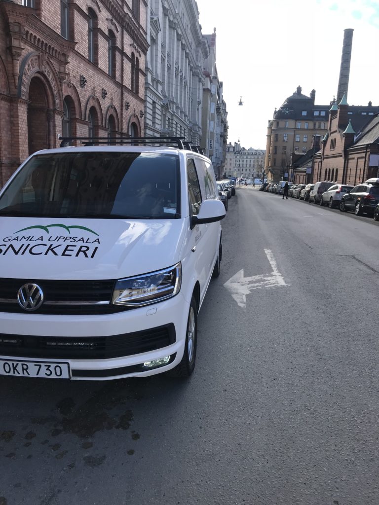 Gamla Uppsala Snickeri-bil på en gata gatan