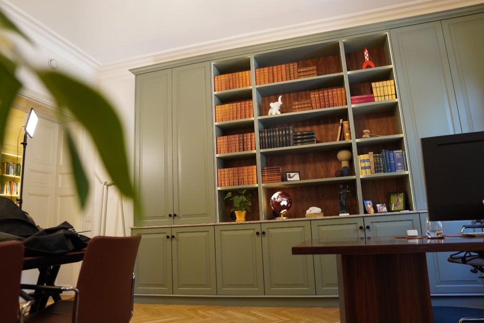Grön platsbyggd bokhylla i ett kontor