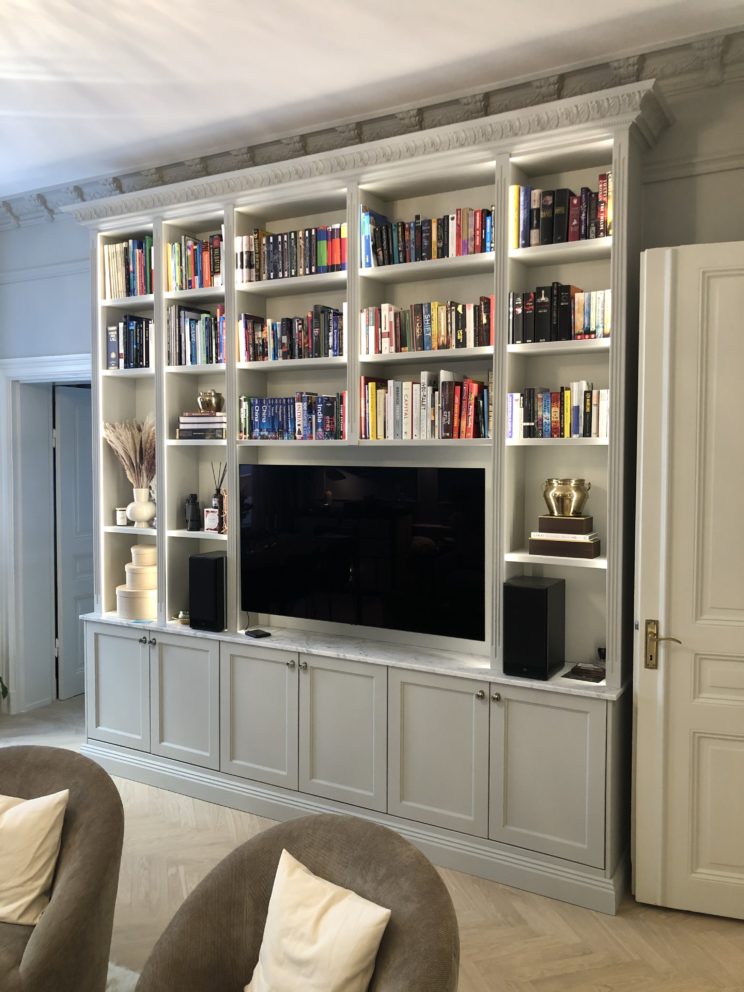 Ljusgrå Platsbyggd bokhylla med tv