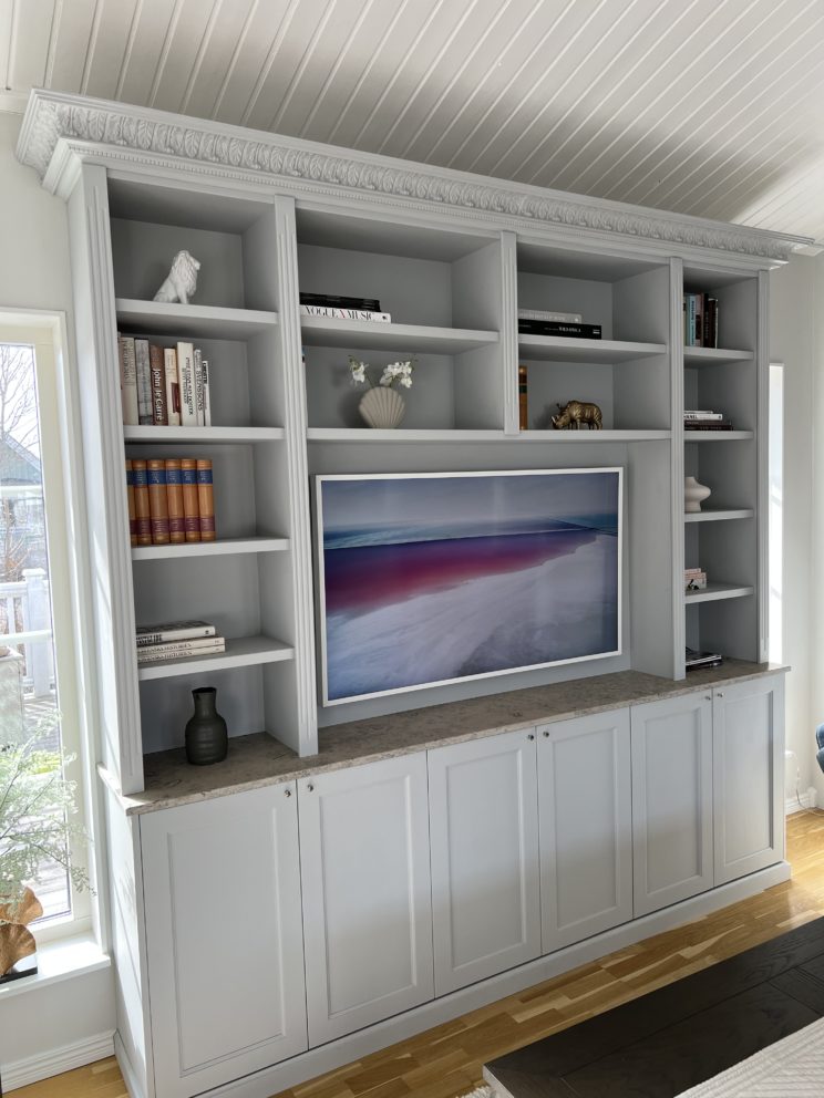 Vit Platsbyggd bokhylla med tv