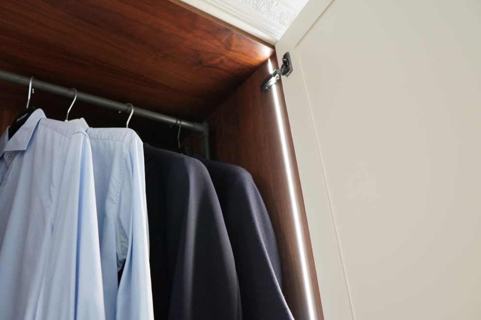 Platsbyggd garderob invändigt med skjortor