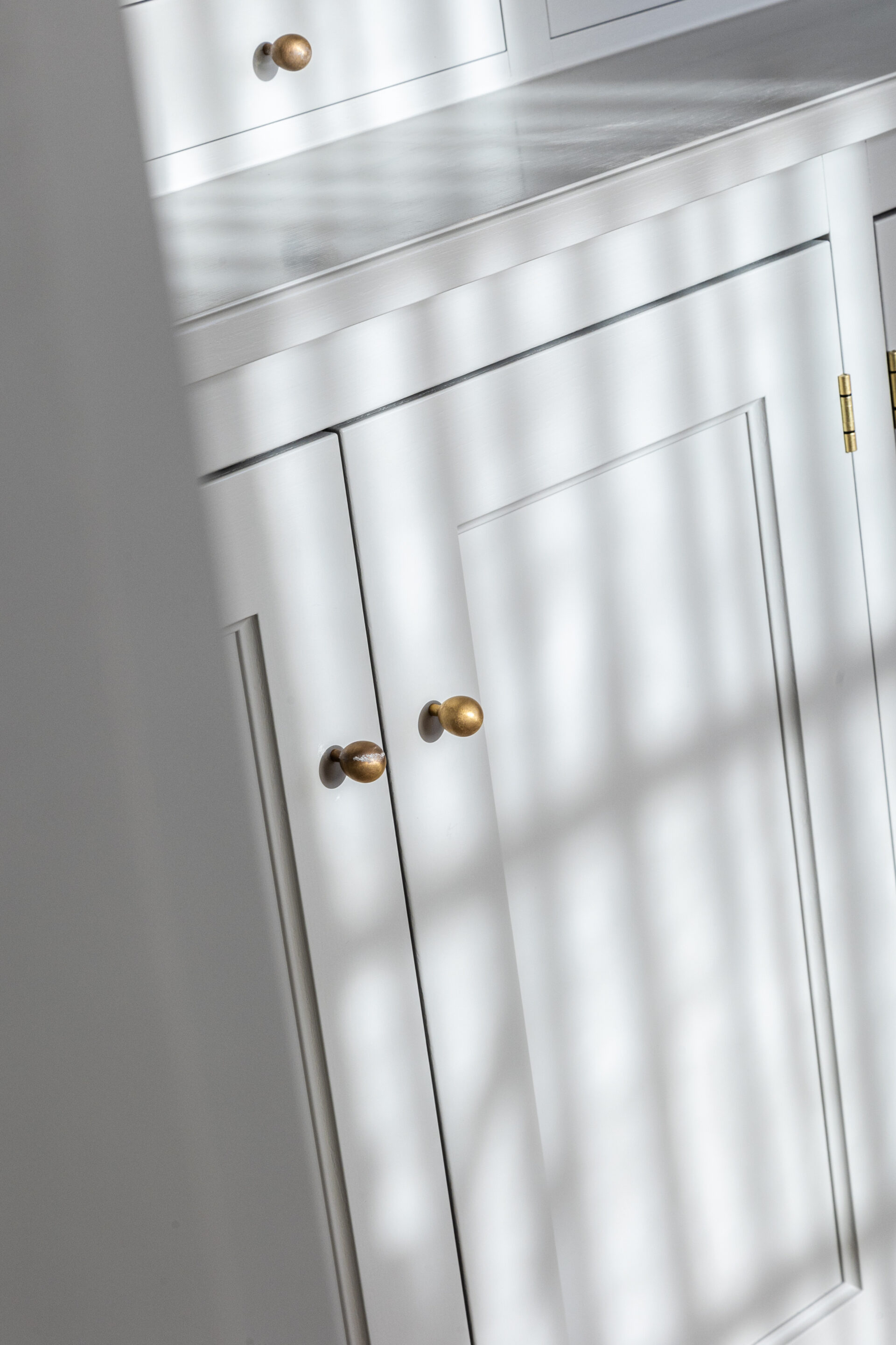 Grått platsbyggt skåp